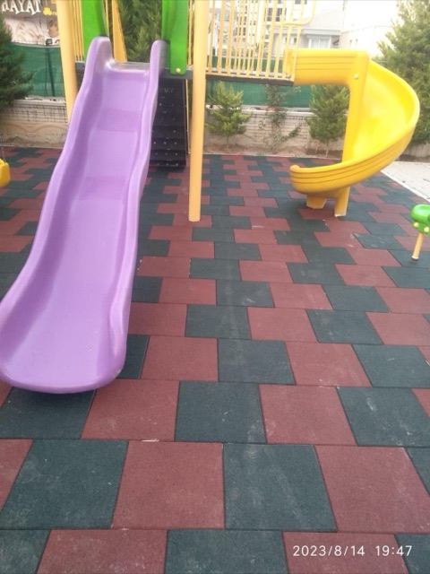 Güzelbahçe Evleri Dökme EPDM Koşu Yolu ve Karo Kauçuk Çocuk Parkı İmalatlarımız Başladı