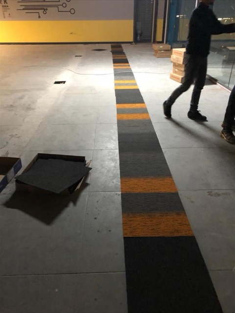 Karşıyaka Belediyesi Teknoloji Merkezinin Özel Tasarım Karo Halı Kaplama İşlemi