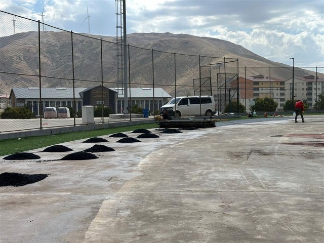 Bitlis Eren Ünv.Atletizm Pisti 8 + 5 mm Dökme Kauçuk Zemin Kaplama Uygulamaları 04