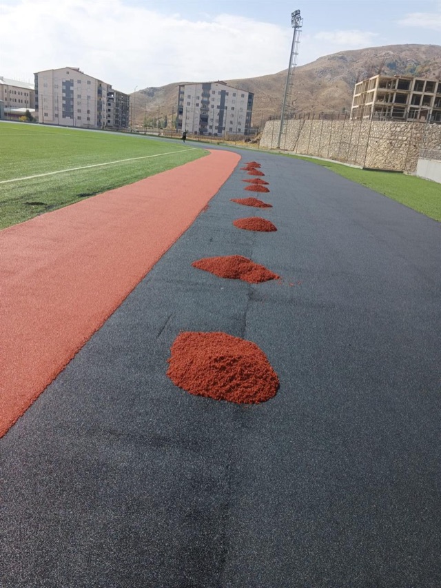 Bitlis Eren Ünv.Atletizm Pisti 8 + 5 mm Dökme Kauçuk Zemin Kaplama Uygulamaları 06