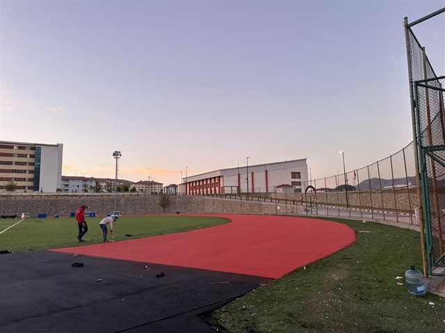 Bitlis Eren Ünv.Atletizm Pisti 8 + 5 mm Dökme Kauçuk Zemin Kaplama Uygulamaları 08