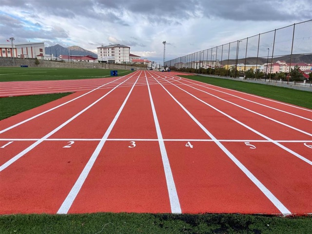 Bitlis Eren Ünv.Atletizm Pisti 8 + 5 mm Dökme Kauçuk Zemin Kaplama Uygulamaları 11