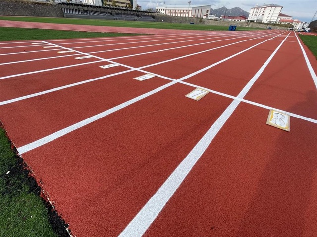 Bitlis Eren Ünv.Atletizm Pisti 8 + 5 mm Dökme Kauçuk Zemin Kaplama Uygulamaları 13