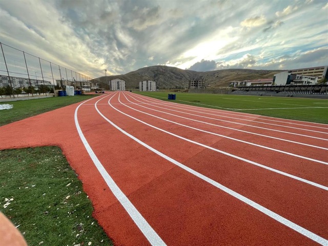 Bitlis Eren Ünv.Atletizm Pisti 8 + 5 mm Dökme Kauçuk Zemin Kaplama Uygulamaları 15