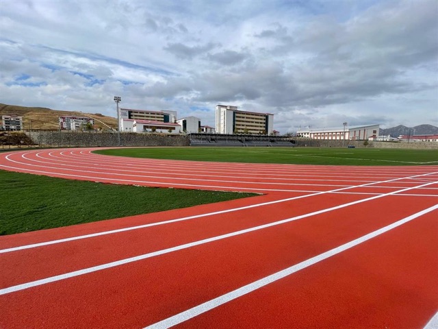 Bitlis Eren Ünv.Atletizm Pisti 8 + 5 mm Dökme Kauçuk Zemin Kaplama Uygulamaları 16