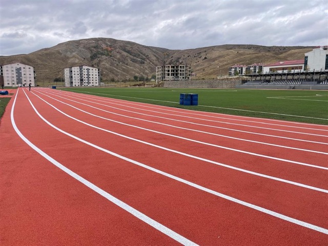 Bitlis Eren Ünv.Atletizm Pisti 8 + 5 mm Dökme Kauçuk Zemin Kaplama Uygulamaları 21