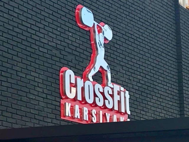 CrossFit Çiğli, Kauçuk Yer Kaplamaları ve Laminat Parke Uygulamaları için Krom Yapı'yı Tercih Etti