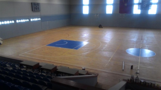 Dokuz Eylül Üniversitesi Kapalı Spor Salonu Zeminleri; Silim, Saha Çizgilerinin Yenilenmesi ve Cila İşlemleri ile Komple Yenilendi