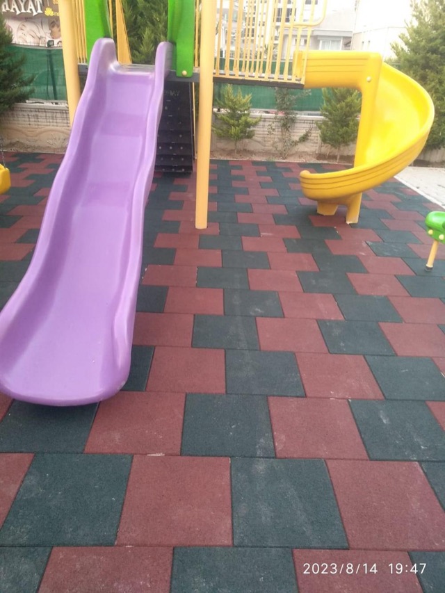 Güzelbahçe Evleri Dökme Epdm Kauçuk Zemin Koşu Yolu Tadilatı Ve Karo Kauçuk Çocuk Parkı Zemin Kaplama Uygulamaları